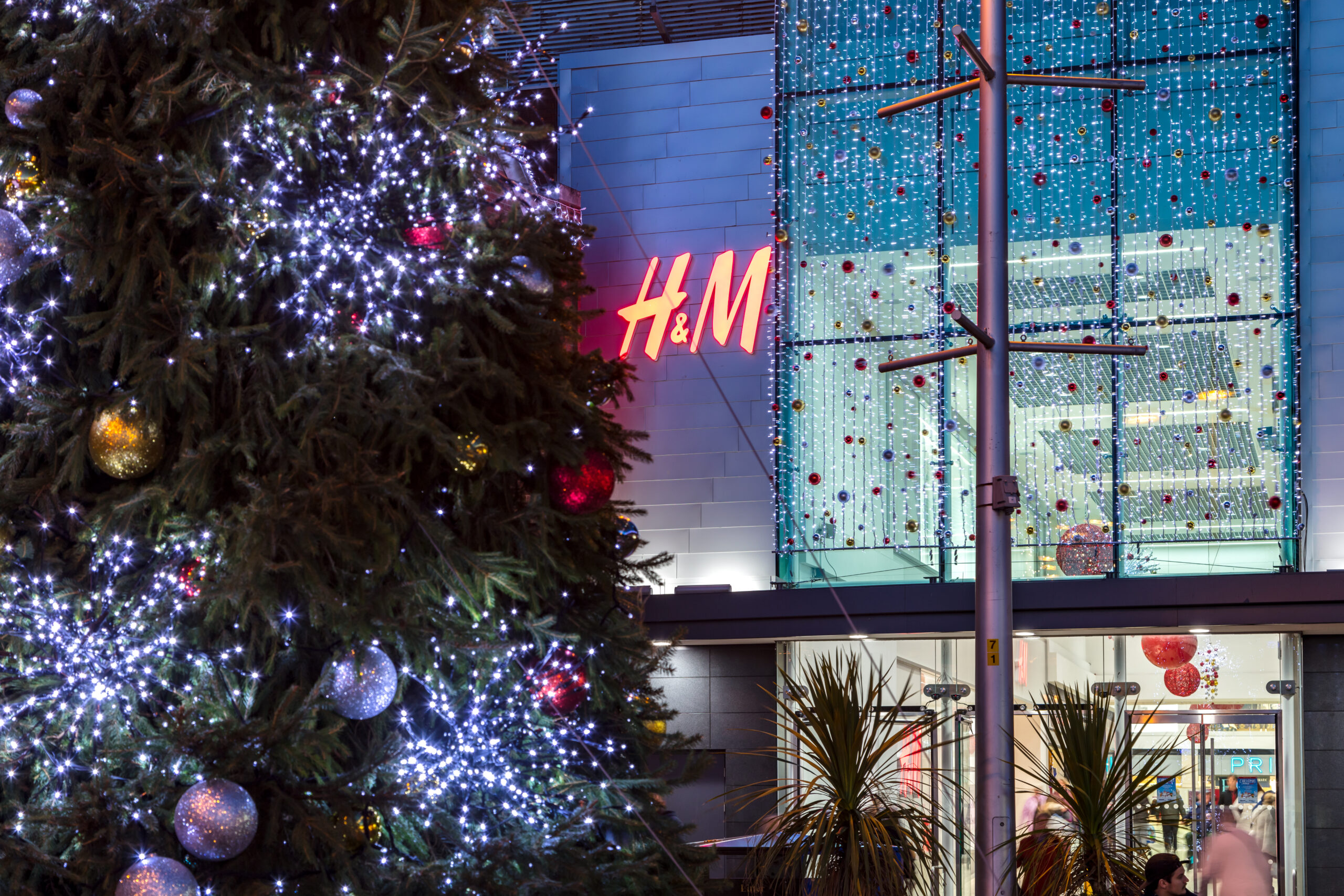 shopping centre giant christmas tree and cascade of drape curtain lights by MK Illumination