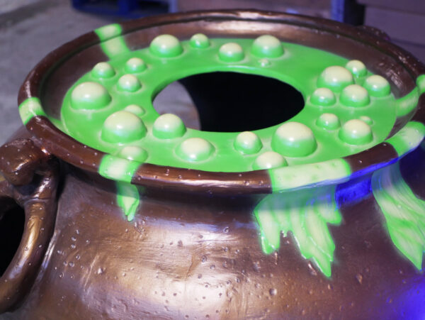 Witch Cauldron Photo Op 106cm x 110cm x 102cm (WxHxD) - Image 8