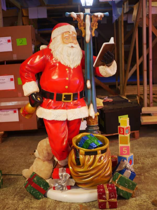 Santa with Lampost 110cm x 225cm x 95cm (WxHxD) - Image 5