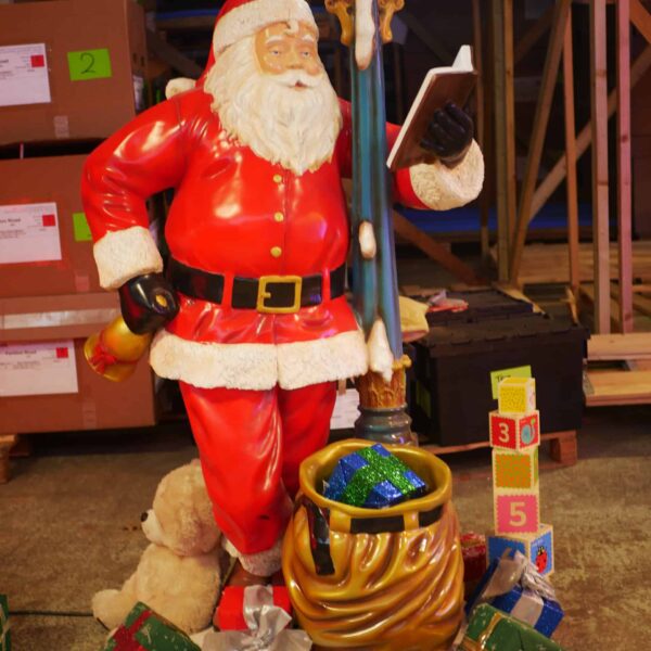 Santa with Lampost 110cm x 225cm x 95cm - Image 5