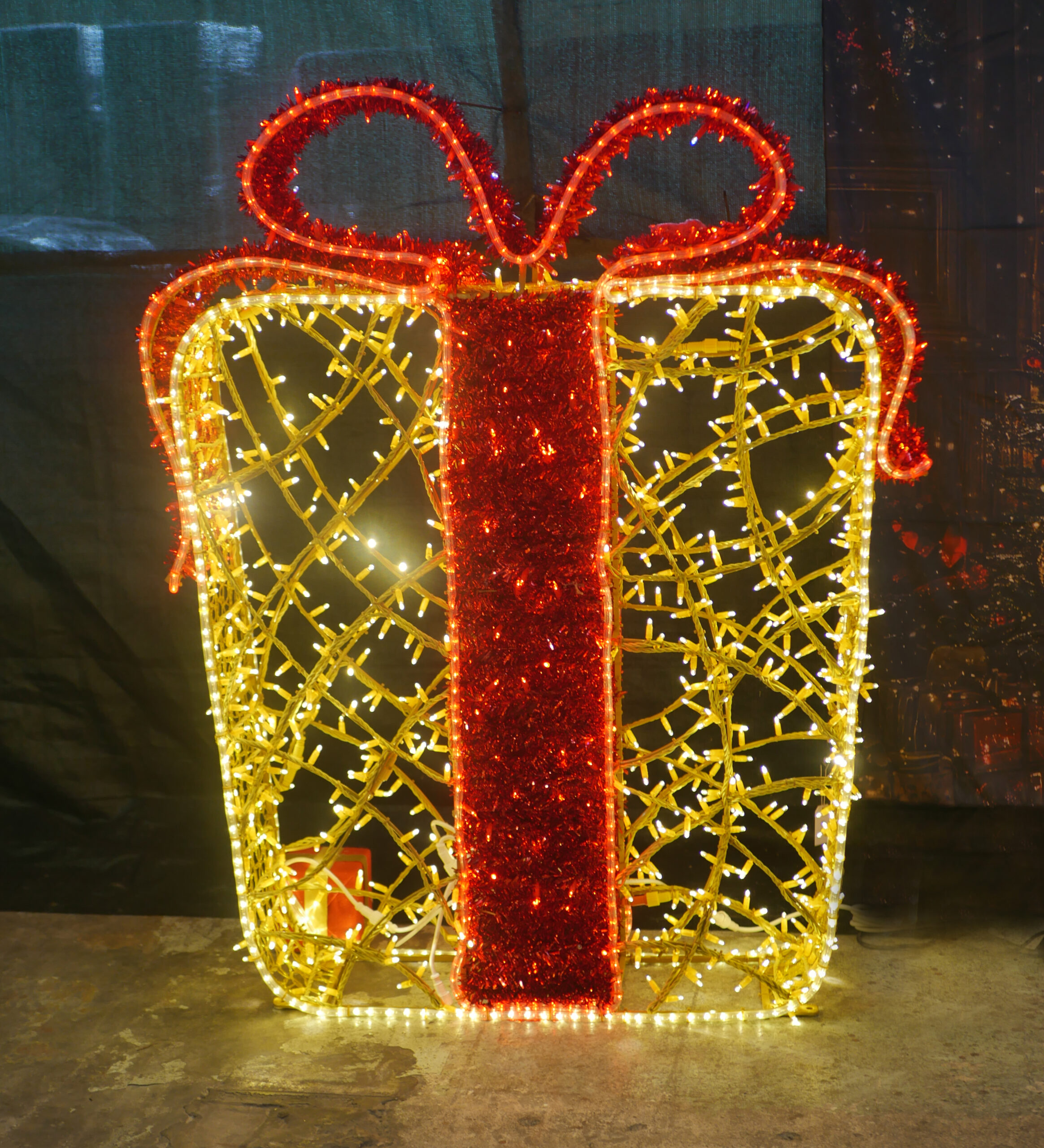 Gift with Bow, 150x25x120cm, Bow=9Static to 1flash LED, 36v - Image 2