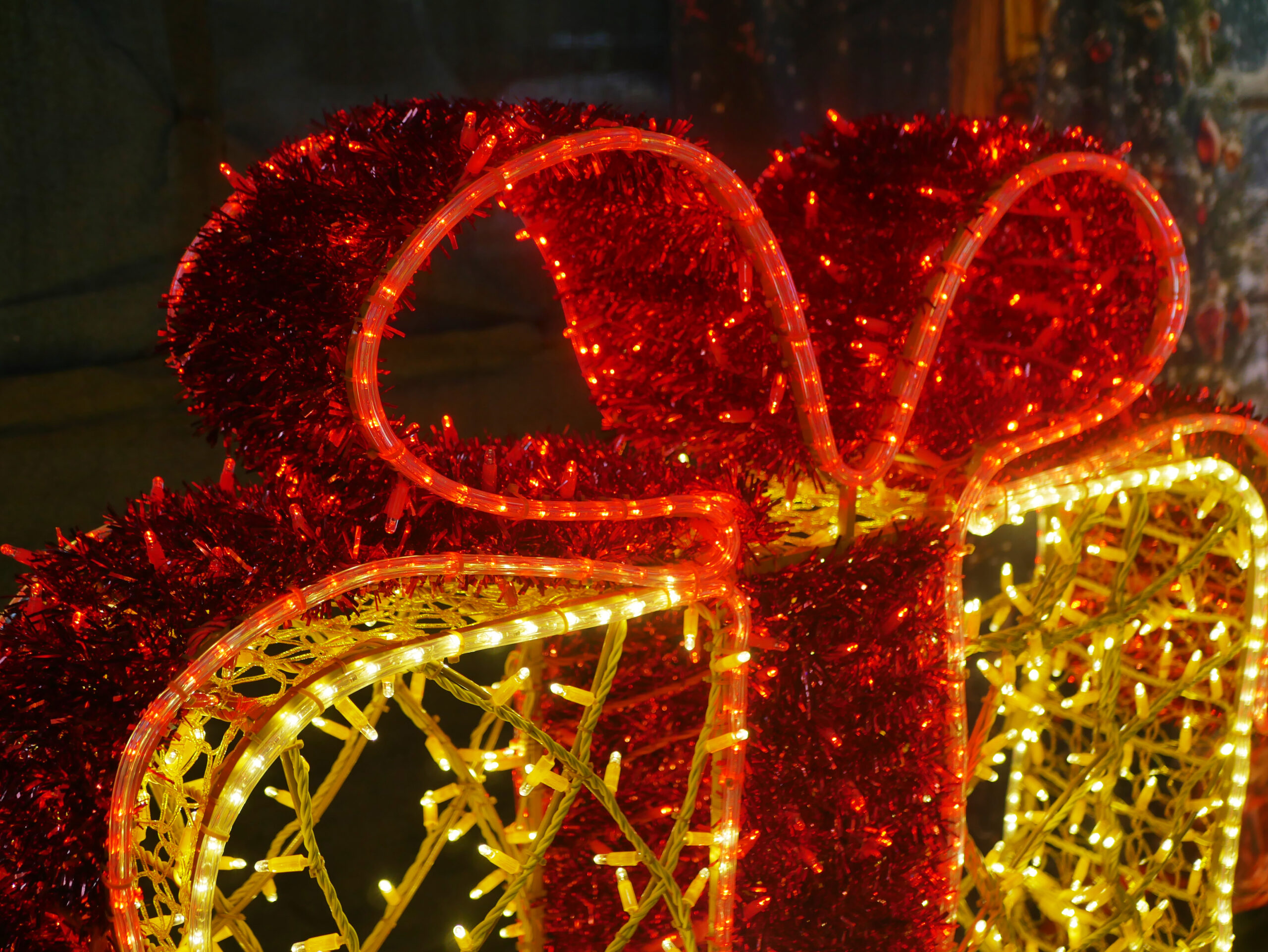 Gift with Bow, 150x25x120cm, Bow=9Static to 1flash LED, 36v - Image 3
