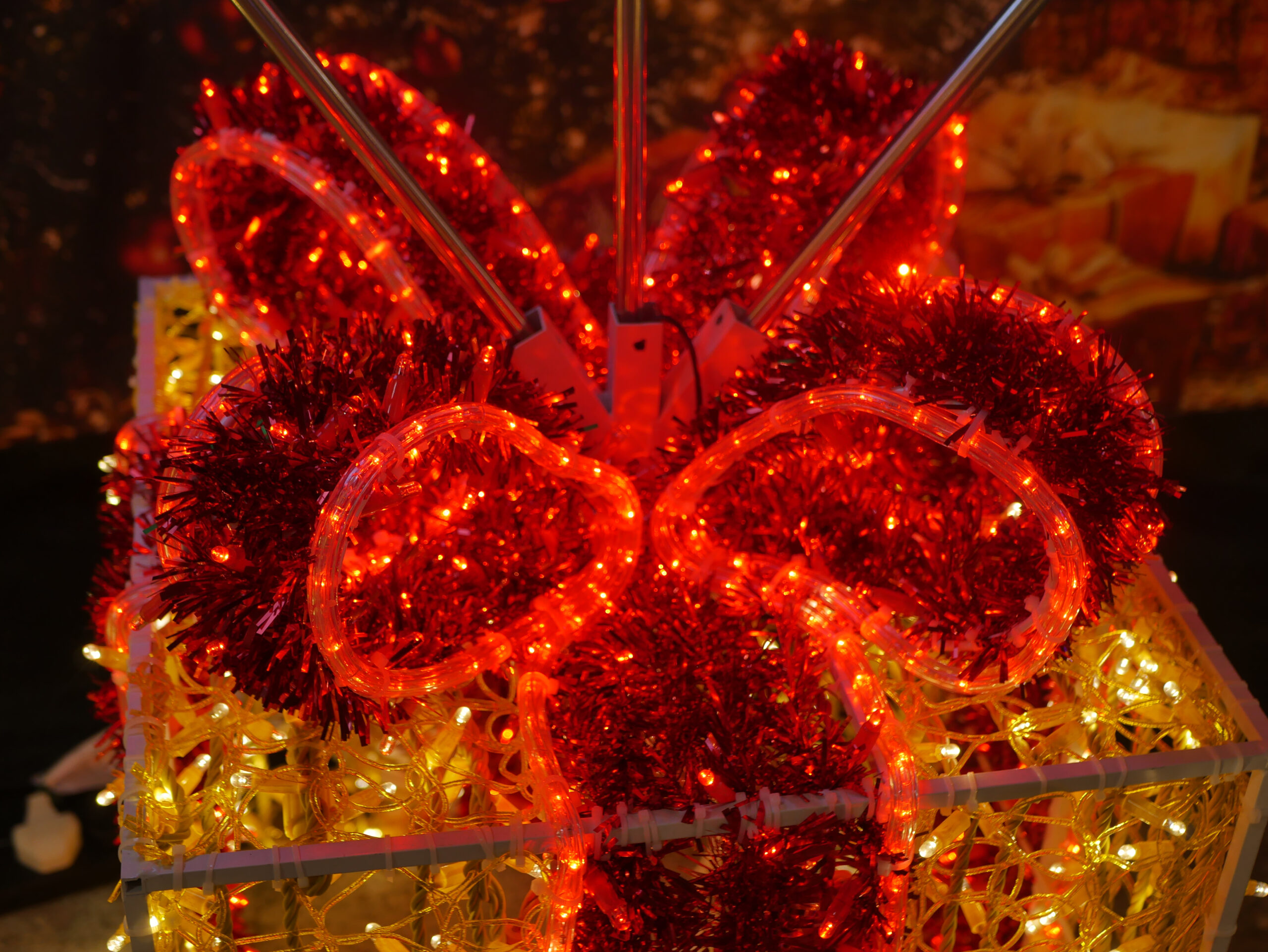 Red & Gold Gift with Balloons, 170x54x74, 24v - Image 2