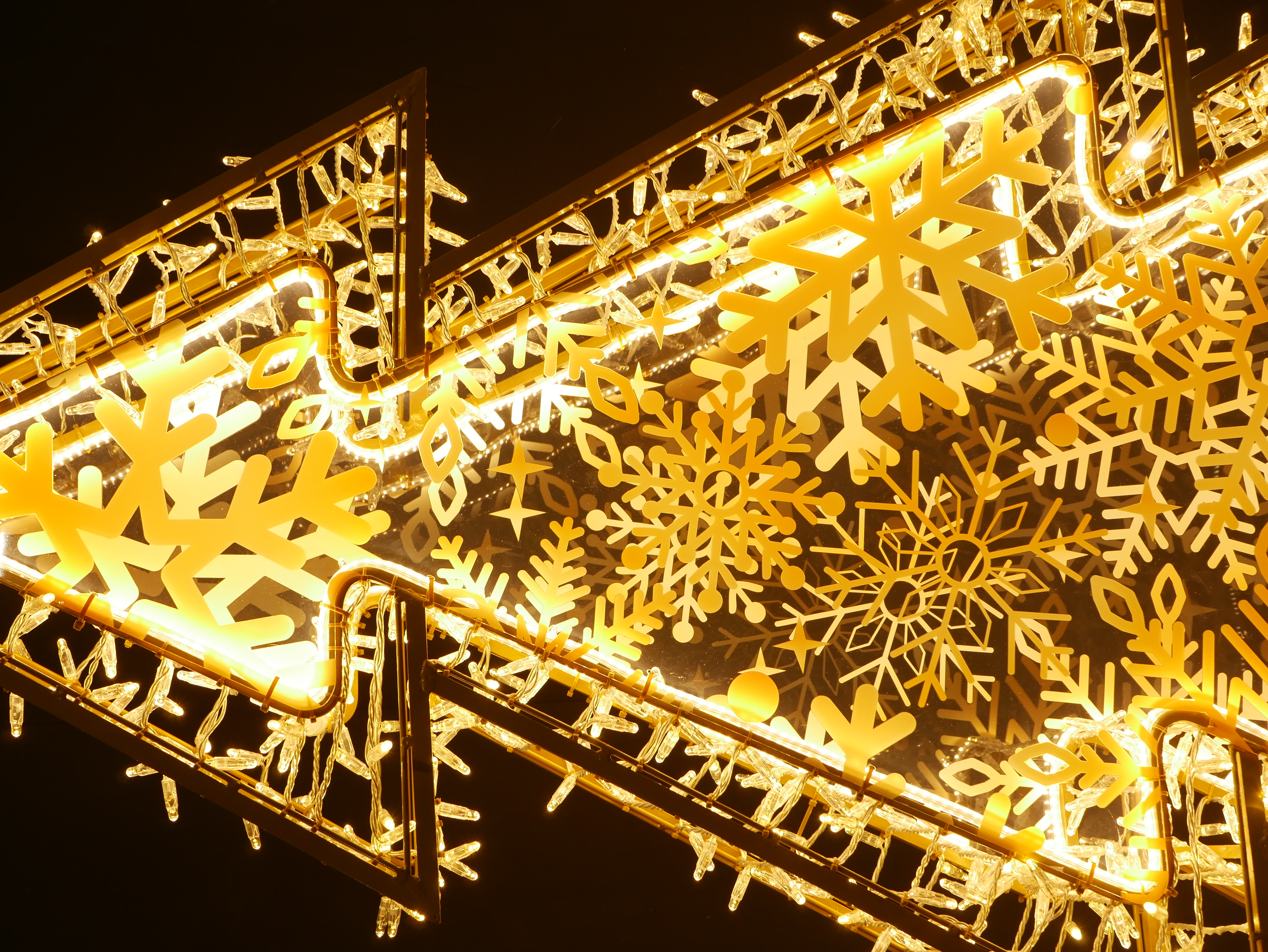 Golden snowflake tree, 140x230x30cm - Image 8