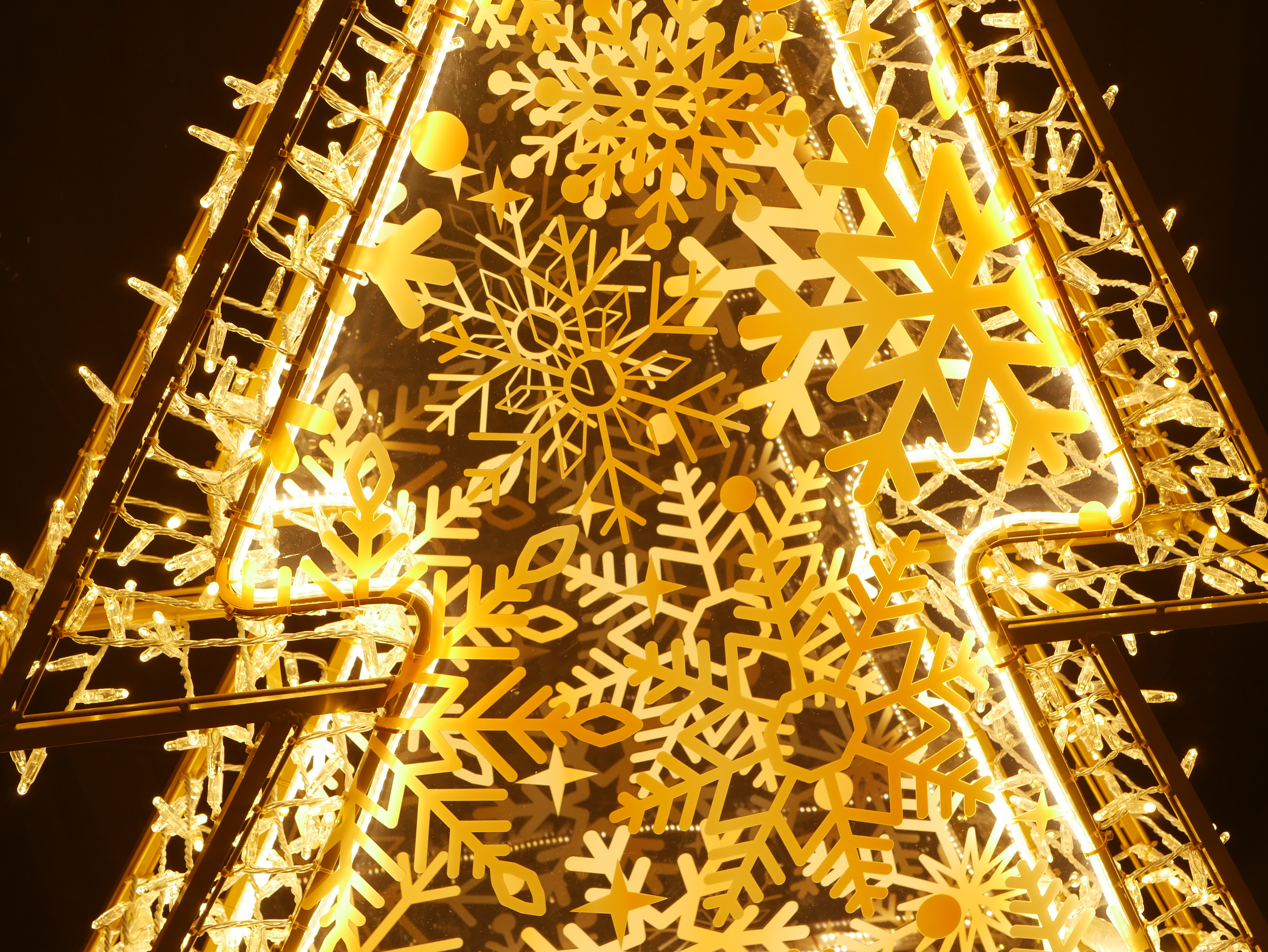 Golden snowflake tree, 140x230x30cm - Image 9