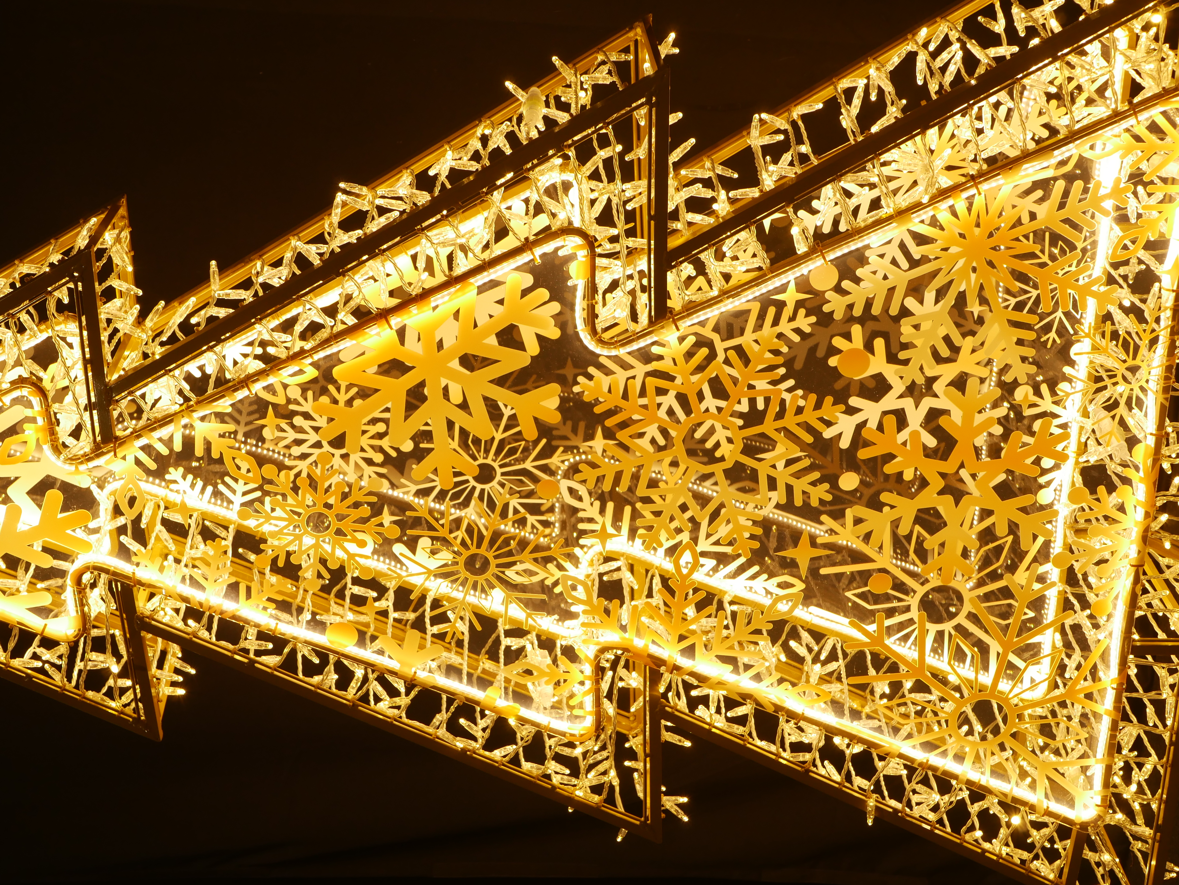 Golden snowflake tree, 140x230x30cm - Image 11