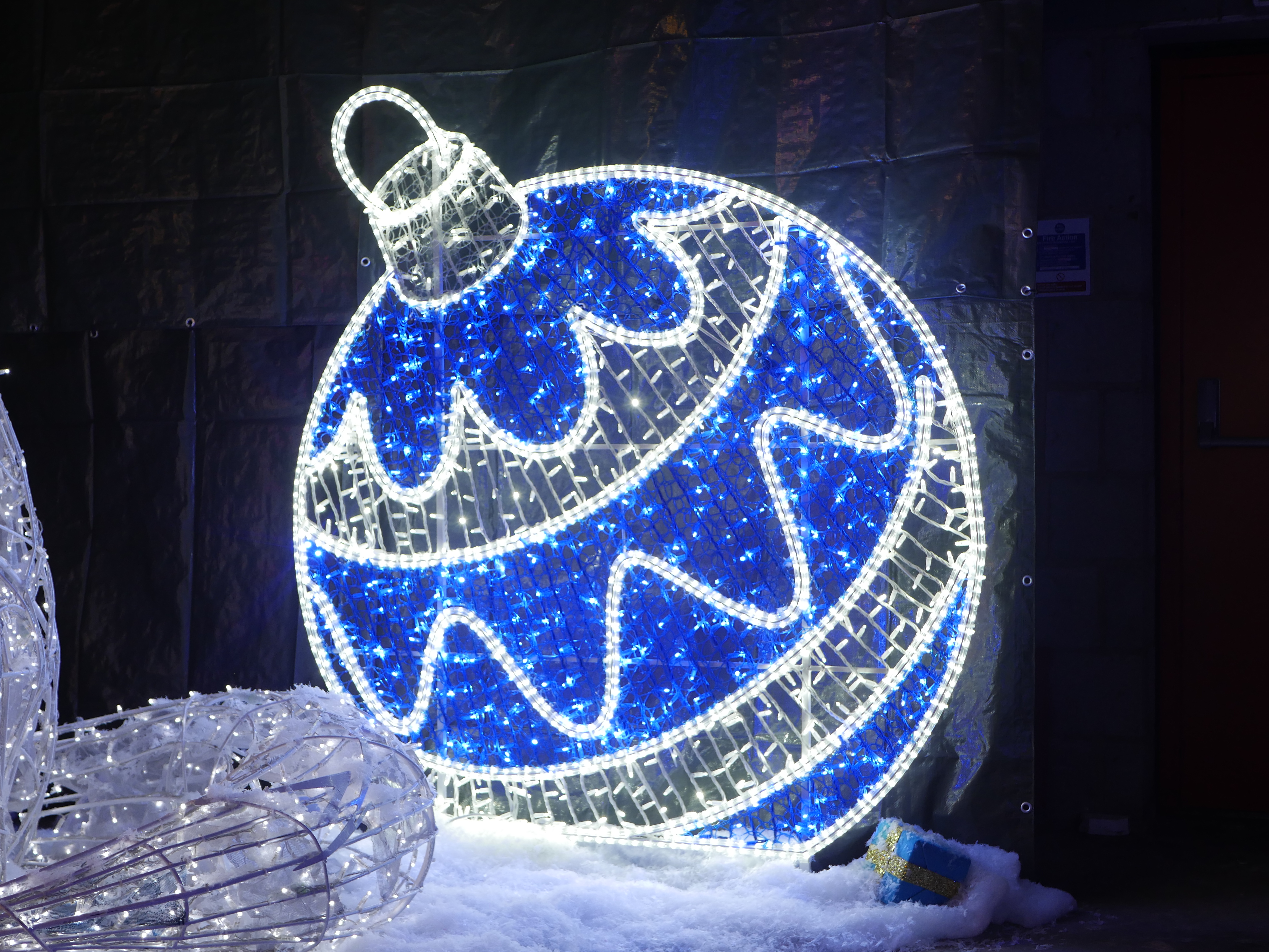 Blue & Cool White Floorstanding Bauble Swirl, 170x5x160cm, 24v - Image 3