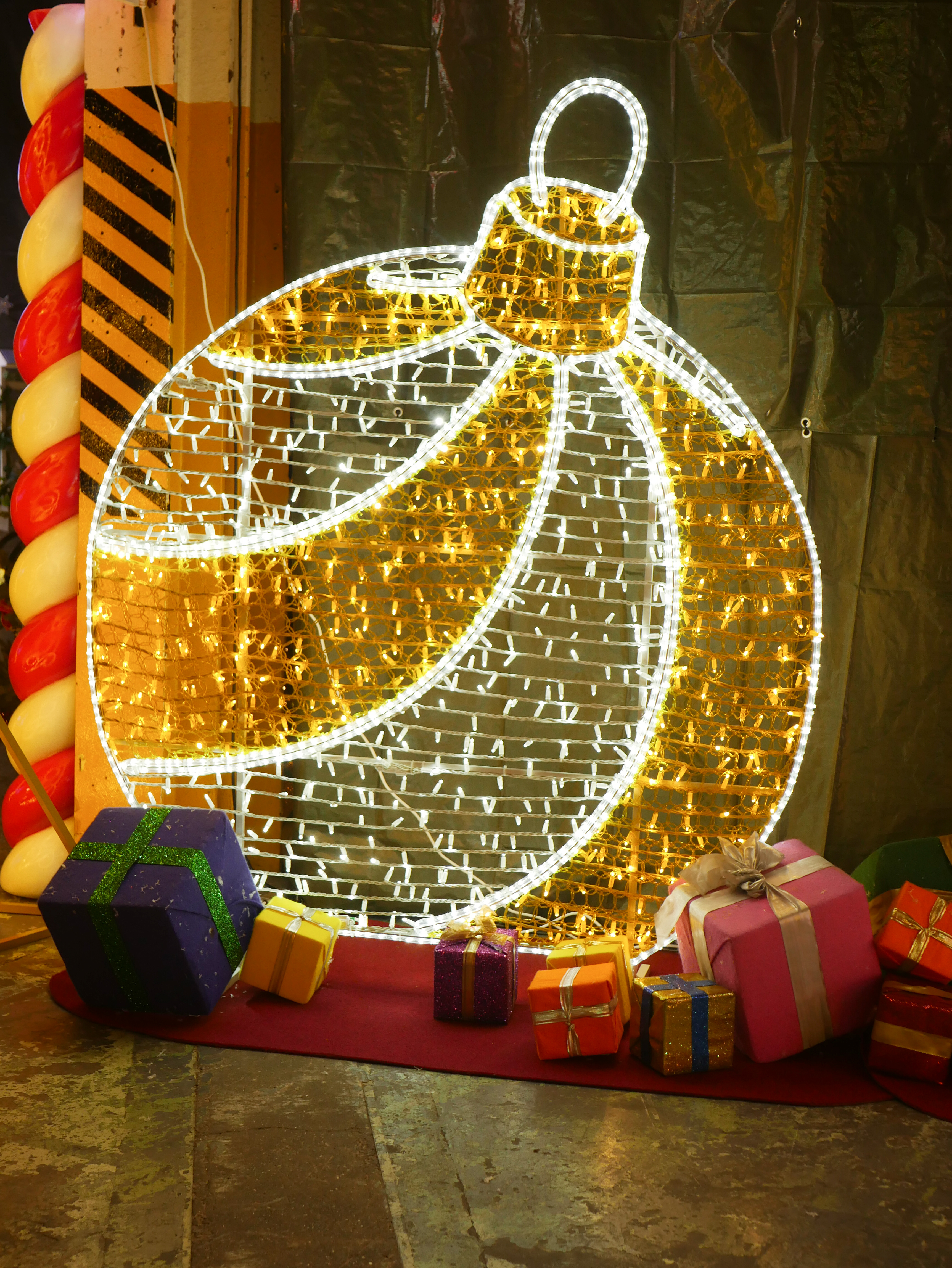 Warm & Cool White Floor Standing Bauble Swirl, 180x5x160cm, 24v - Image 3